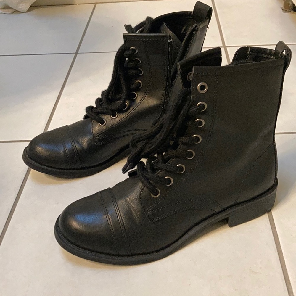 Black lace up women’s boots